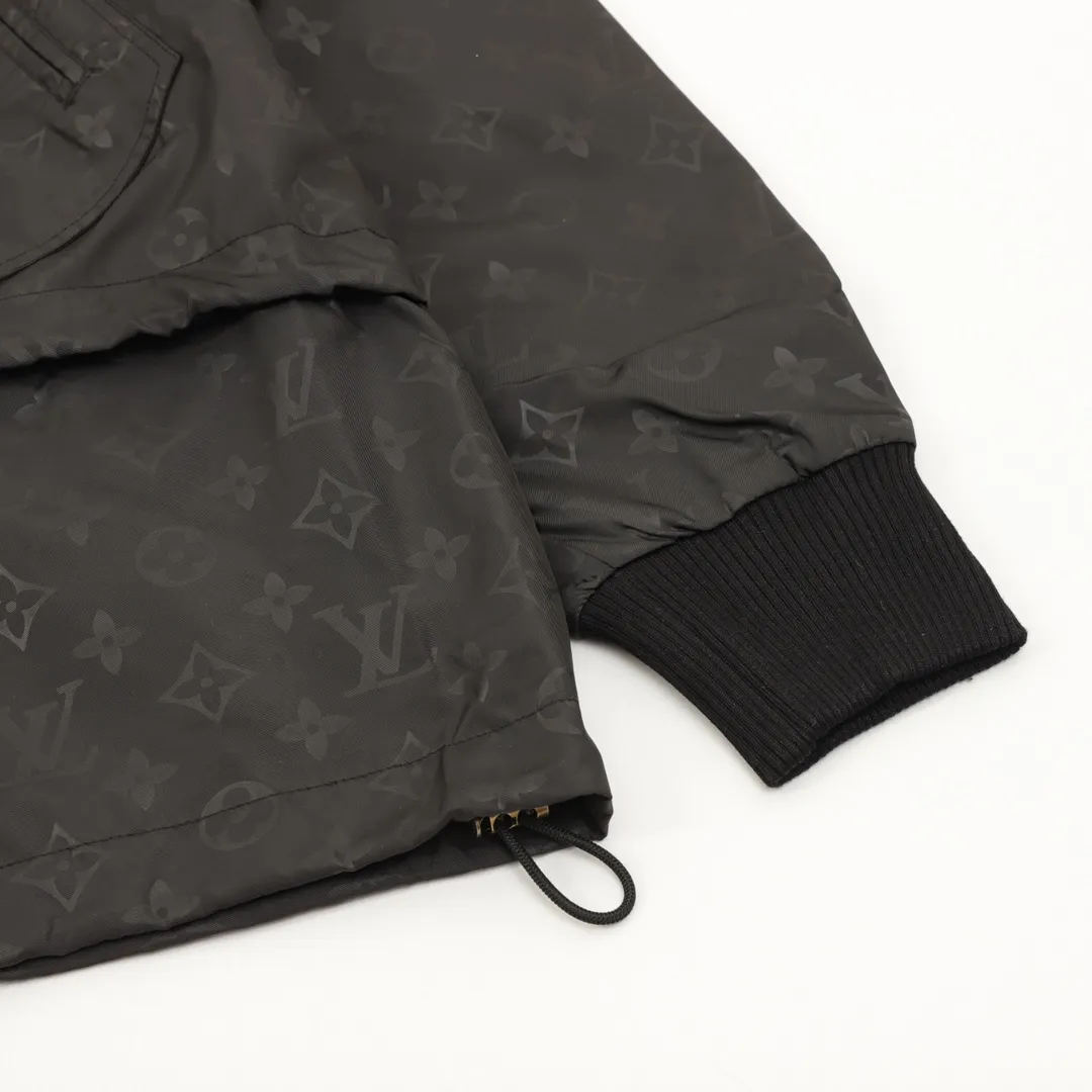 🅿️570 Louis Vuitton/Louis Vuitton All-over Printed Presbyopic Workwear Pocket Windbreaker Zipper Jacket Purchase the original version and have it printed immediately. The fabric is made of custom densely spun technical fabric that is light and thin, and the upper body is silky and breathable. Infrared positioning cutting, workwear-style windbreaker design, the upper body is invincible and versatile. All details are customized and developed, and all hardware and accessories are restored to ZP. Size：XS-L